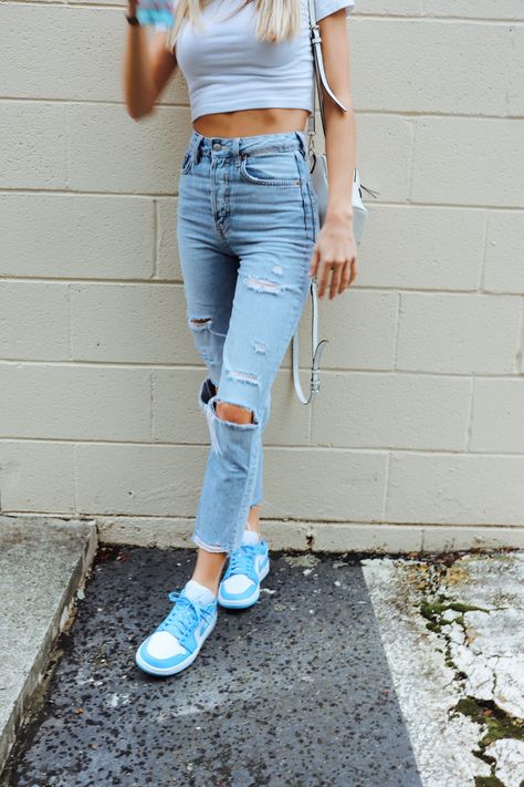 #nike #jordan #jordan1addict #outfits #outfitideas #boyfriendjeans #rippedjeans #jordan1lows Unc Low Outfit, Jordan 1 Lows Outfit Women, Air Jordan 1 Low Outfit Women, Air Jordan 1 Low Outfit, Jordan 1 Low Outfit, Jordan Outfits Womens, Air Jordan 1 Outfit Women, Outfits With Jordan 1s Fashion Styles, Low Cut Outfit