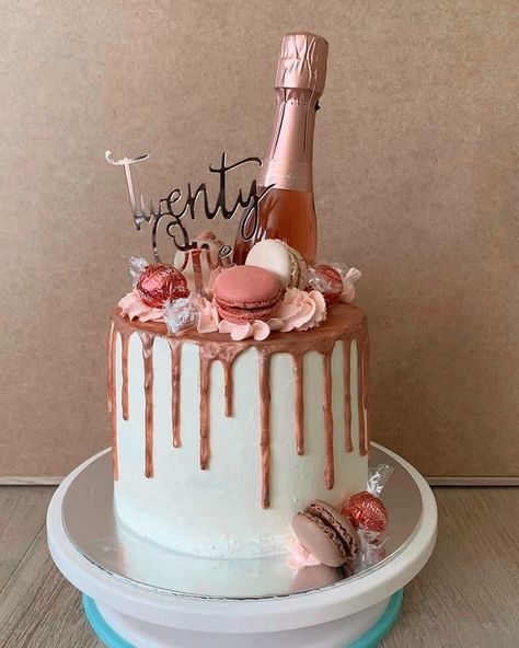 Birthday Cake For Women 21 Years, Champagne Cake Design, Champagne Birthday Cake, Cool Birthday Cake, Alcohol Birthday Cake, Pink Champagne Cake, 22nd Birthday Cakes, Alcohol Cake, 50th Birthday Cake Toppers