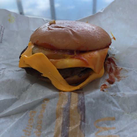 cheeseburger my burger don't look as pretty as the picture #Чизбургер #McDonalds #Cheeseburger @Maccas @McDonalds Вторник 8ми Ноември 2022 Mcdonald’s Cheeseburger, Cheeseburger Mcdonalds, Triple Cheeseburger, Mcdonalds Burger, Double Cheeseburger, Fast Foods, Halloween Fest, Mc Donald, Drawing Inspo