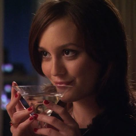 Blair Waldorf Aesthetic, Blair Waldorf Outfits, Gossip Girl Aesthetic, Chuck And Blair, Mary Blair, Gossip Girls, Gel Nail Polish Set, Leighton Meester, Blair Waldorf