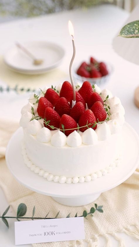 Strawberry Shortcake Korean, Strawberry Korean Cake, Strawberry Cake Photography, Strawberry Shortcake Cake Design, Fresh Cream Cake Designs, Cake Strawberry Aesthetic, Korean Strawberry Cake, Birthday Cake Korean, Birthday Cake Strawberry