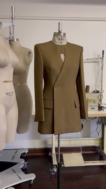 Women Suit Inspiration, Tailored Suits For Women, Tailored Womens Suits, Blazer Ideas Women, Womens Tailoring, Blazer 2024, Modern Blazer, Blazer Design, Oversized Blazers