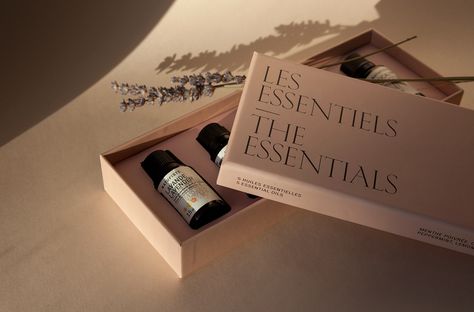 Naturiste Diffusers & Essential oils collection - Fonts In Use Essential Oil Packaging Design Creative, Diffuser Box Packaging Design, Esential Oils, Essential Oil Box, Essential Oil Brands, Essential Oils Collection, Luxury Packaging Design, Essential Oils Gifts, Skincare Packaging