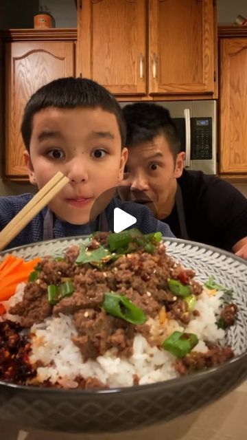 saltNpiipa on Instagram: "RECIPE BELOW ⬇️⬇️⬇️ #ricebowl #asianfood #asianrecipe #budgetmeals #beefbowl #dinnerideas #familydinner #spicyfood #easymeal 

20 min prep
10 min cooking
5 servings total
398 Cals/serving

2lbs Beef ground 90% lean 10% fat raw

4 cloves Peeled garlic cloves
1 tbsp Ginger root raw
1 cup, chopped Green onion

Sauce
1/2 cup Soy sauce
1/4 cup Brown sugar blend by Truvia
4 tsp Sesame oil
2 tsp Red chili flakes" Chinese Ginger Beef Recipe, Saltnpiipa Recipes, Beef With Soy Sauce, Ground Beef Soy Sauce Recipes, 20 Min Ginger Cashew Beef, 25 Minute Wonton Soup With Sesame Chili Oil., Beef Bowls, Onion Sauce, Chinese Cooking Recipes