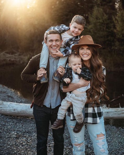 Woodsy Family Photoshoot Outfits, Outdoor Fall Family Photoshoot Outfits, Simple Fall Family Photos, Family Picture Ideas Winter, Cabin Family Photos, Family Fall Pictures Outfits With Baby, Fall Family Photo Inspiration, Fall Family Photoshoot Poses, Casual Fall Photoshoot Family