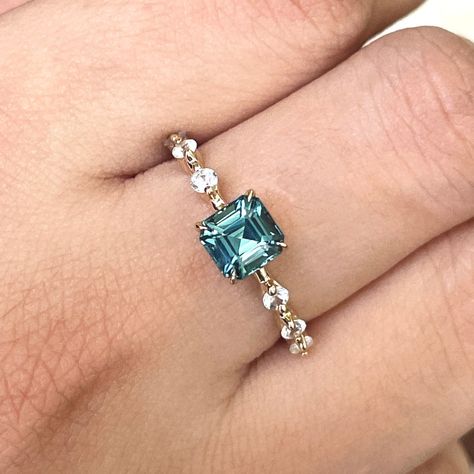 Vintage Green Sapphire Ring, Teal Sapphire Ring Engagement, Sapphire Ring With Diamonds, Emerald And Sapphire Ring, Colourful Engagement Rings, Teal Engagement Ring, Peacock Sapphire Engagement Ring, Blue Jewlery, Teal Ring