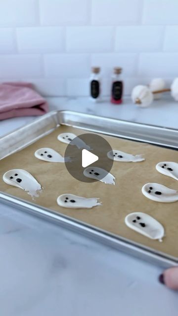 Wilton Cake Decorating on Instagram: "It’s Ghost Season! @SugarPusher shows you how to easily decorate your cakes and cupcakes with ghosts made of Candy Melts 👻🍫

👻 Line a baking sheet with parchment paper, melt Bright White Candy Melts according to package directions, and place inside a piping bag, snip the tip
👻 Pipe a dollop of white candy onto parchment then immediately using an offset spatula, press into the dollop and pull down to create a ghost shape, make as many ghosts as you desire
👻 Place full pan into refrigerator to set for 10 minutes 
👻 Once ghosts are hardened, Melt Dark Cocoa Candy Melts according to package directions, place inside a piping bag, and snip off a very tiny bit of the tip and pipe two small dots for the eyes and a slightly bigger dot for the mouth, let s Ghost Cakesicles, How To Make Ghost Cake Pops, Diy Ghost Cake Pops, Ghost Cake Pops, Marshmellow Ghost Treats, Personalized Ghost Cookies, Offset Spatula, Ghost Cake, Piping Bag