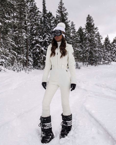 Spring Skiing Outfit, White Ski Outfit, Cute Ski Outfits, Winter Ski Fashion, Womens Ski Outfits, Ski Outfit For Women, Ski Trip Outfit, Mia Mia Mine, Sporty Street Style