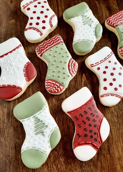 Stocking Cookie Decorating Ideas, Stocking Christmas Cookies Decorated, Stockings Cookies Decorated, Christmas Stocking Decorated Cookies, Sugar Cookie Stocking Decorating Ideas, Sugar Cookie Ideas Christmas, Stocking Decorated Cookies, Stocking Royal Icing Cookies, Christmas Stocking Cookies Royal Icing