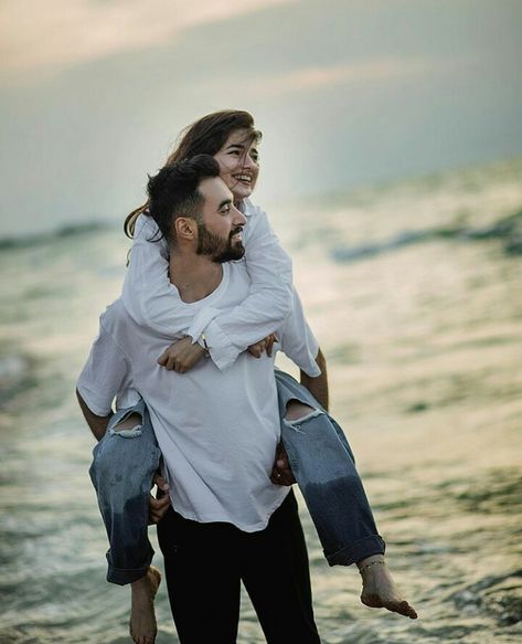 Cute Poses For Couples Selfies, Goa Couple Poses, Beach Photoshoot For Couples, Romantic Poses Couple Photos, Goa Photography Ideas Couple, Couple Goal Photos Ideas, Couple Beach Poses Photo Ideas, Photo Poses For Couples Beach, Couple Pre Wedding Photo Poses