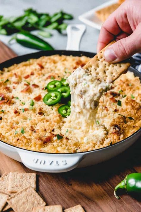 Jalapeno Popper Dip with Bacon - House of Nash Eats Nacho Salat, Best Superbowl Food, Bacon Jalapeno Poppers, Jalapeno Popper Dip, Zucchini Feta, Popper Dip, Bacon Dip, Bowl Party Food, Superbowl Appetizers