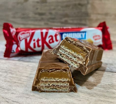 KitKat Chunky Lotus Biscoff Review #LimitedEdition #lotusbiscoff Kitkat Chunky, Lotus Biscoff Spread, Biscoff Spread, Lotus Biscoff, Food Reviews, Taste Buds, Chocolate Bar, Secret Santa, Aesthetic Food