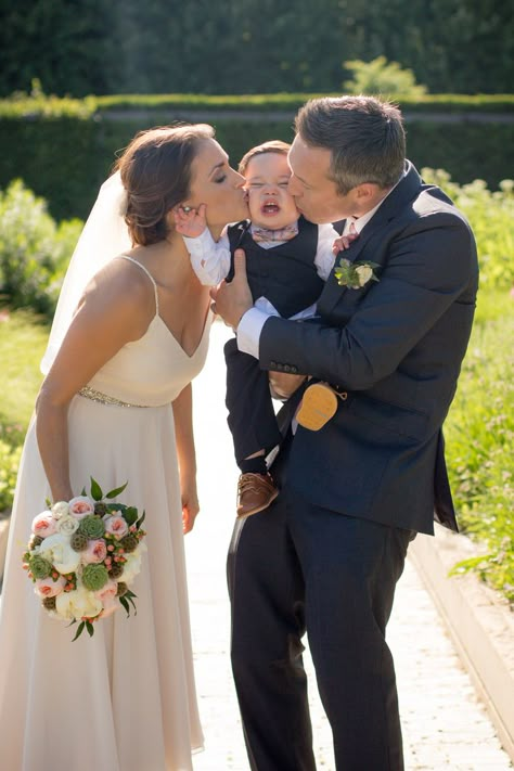 Simple Wedding Bride And Groom, Wedding Kissing Pictures, Wedding Photo Ideas For Photographers Family, Bride With Family Pictures, Bride With Family, Baby At Wedding, Wedding With Baby, Kids At Wedding, Bride And Groom With Family