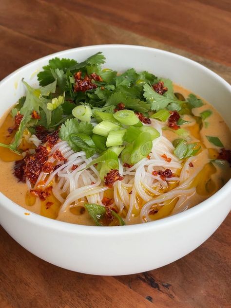 Easy Coconut and Ginger Noodle Soup Easy Thai Noodle Soup, Ginger Noodle Soup, Thai Noodle Soup Recipes, Easy Thai Soup, Cowgirl Kitchen, Asian Noodle Soup, Thai Noodle Soups, Thai Red Curry Paste, Vegetarian Soups