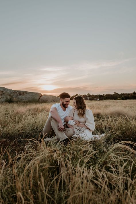 Newborn Family Poses Outdoor, Field Newborn Pictures, Forest Newborn Photoshoot, Field Newborn Photoshoot, Newborn Nature Photography, Lifestyle Newborn Outdoor, Fall Outdoor Newborn Pictures, Newborn Field Photography, Infant Photography Outdoor