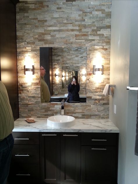 stone accent wall in bathroom Focal Wall Bathroom, Bachelor Bedroom, Brown Accent Wall, Bedroom Swing, Wallpaper Accent Wall Bathroom, Ensuite Ideas, Red Accent Wall, Dining Room Accent Wall, Wall Green