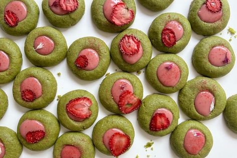 Green Tea Cookies Recipe, Strawberry Matcha Cookies, Green Cookies, Matcha Cupcakes, Triple Chocolate Mousse, Matcha Strawberry, Christmas Cookie Boxes, Strawberry Cookie, Quick And Easy Dinner Ideas