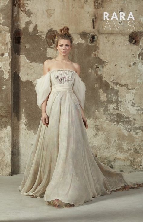 Hillori Rembo Styling, Unconventional Wedding Dress, Ellie Saab, Royal Wedding Dress, 파티 드레스, Wedding Dress Chiffon, Fairy Wedding, Dress Stores Online, Fantasy Gowns