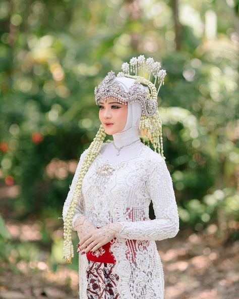 Baju pernikahan dengan kebaya kutubaru dan mahkota siger sunda. Pakaian tradisional Indonesia. Indonesia traditional clothes. Pic from instagram: brushedbyzrina #costume #clothing #attire #budaya #busana #culture #bride #bridal #asia #hijab Wedding Sunda, Pose Foto Pernikahan, Indonesia Traditional Clothes, Sunda Siger, Siger Sunda, Bridal Asia, Pose Pengantin, Moodboard Wedding, Indonesia Traditional