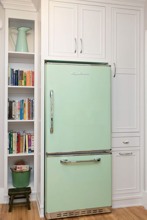 Green Fridge, Lounge Bars, Small House Kitchen, Counter Depth Fridge, Bungalow Kitchen, Kitchen Lounge, Vintage Appliances, Big Chill, Room Goals