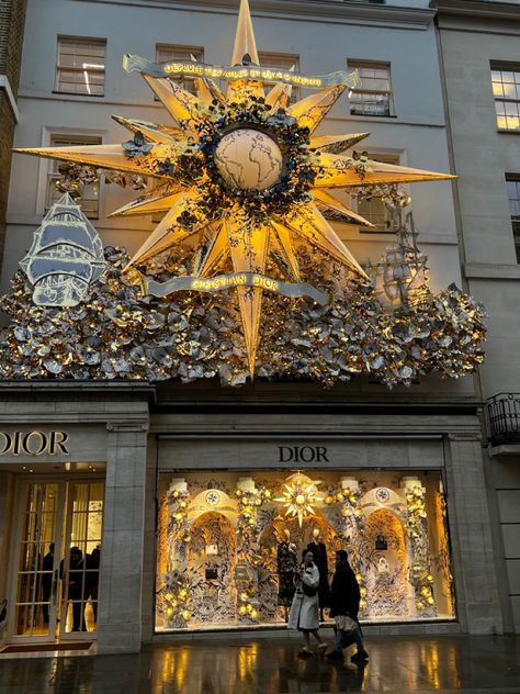 England Christmas Aesthetic, Mayfair London Aesthetic, Rich London Aesthetic, Outdoor Christmas Decoration Ideas, Dior Store, Outdoor Decoration Ideas, Luxe Aesthetic, Christmas In England, England Aesthetic