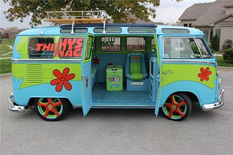 For all you Scooby Doo fans.. Side profile of a 1967 VW 21 window bus.The Mystery machine! Van Aesthetic, Vw Gli, Kombi Trailer, Kombi Pick Up, Kombi Motorhome, Volkswagen Vans, Bmw R100, Buses For Sale, Hippie Bus