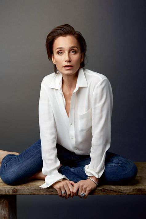 Kristin Scott Thomas Kristin Scott, Kristin Scott Thomas, Perfect White Shirt, Scott Thomas, Dramatic Classic, Older Women Fashion, Grown Women, Type 4, Sporty Chic