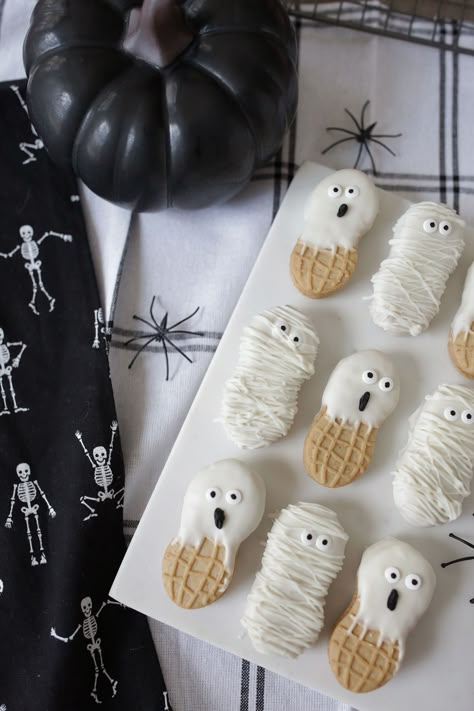 Butter Butter Mummies, Nutter Butter Mummy Cookies, Nutter Butter Mummies, Halloween Ghost Cookies Decorated, Nutter Butter Ghosts, Mummy Cookies Decorated, Nutter Butter Ghost Cookies, Mummy Cookies, Postres Halloween