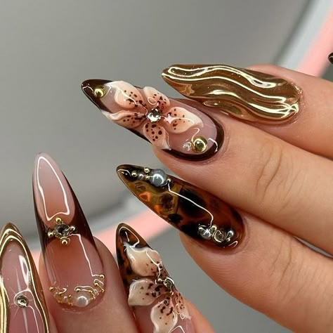 Amy | Gel X Educator & Mentor 🇨🇦 on Instagram: "Ready for all the fall sets 🤎🔱✨⚜️

Inspo from @nailedxamyy 

#brownnails
#gelxnails
#fallnails
#floralnails
#autumnnails 
#leopardnails 
#gelnailsdesign
#3Dnails
#pinterestnails
#trendynails
#nails2inspire 
#nailinspo" Fairy Gel X Nails, Fall Nail Set Ideas, Fall Nails 3d Art, Lilly Nails Designs, 3d Nails Fall, Fall Ideas For Nails, Nail Designs Trending Now 2024, Flower Fall Nails, Anniversary Nails Ideas With Initial