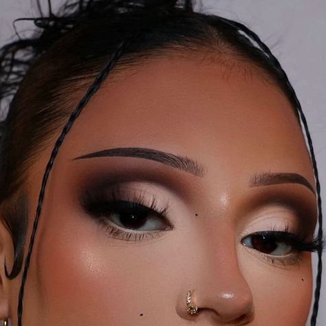 Make Up Ideas Baddie, Fashion Show Makeup Ideas, Brown Halo Eye Makeup, Brown Makeup Eyeshadow, Black Eye Shadow Makeup Looks, Cute Makeup Looks To Try, Black And Brown Makeup Looks, Dark Smokey Eye Makeup Brown Eyes, Smokey Cut Crease Eye Makeup