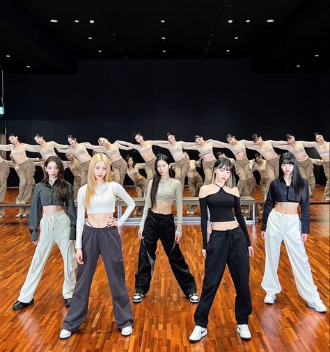 Lesserafim Dance Practice, Lesserafim Performance, Le Sserafim Dance Practice, Studio Dance Room Kpop, Dance Outfits Practice Hip Hop, Lesserafim Outfit, Kpop Dance Practice, Kpop Dance Practice Outfits, Lesserafim Ot5