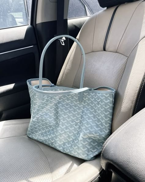 Goyard Bag Aesthetic, Goyard Aesthetic, Uni Bag, Goyard Tote, My Style Bags, Goyard Bag, Winter Fashion Outfits Casual, Dream Bags, Girly Bags