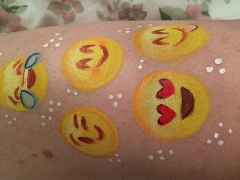 Emoji facepaint Smiley Face Face Paint, Easy Face Painting Ideas For Kids Simple Cheek Art, Kids Face Painting Easy, Face Painting Images, Easy Face Painting Designs, Face Paint Ideas, Cheek Art, Face Painting Tutorials, Arm Painting