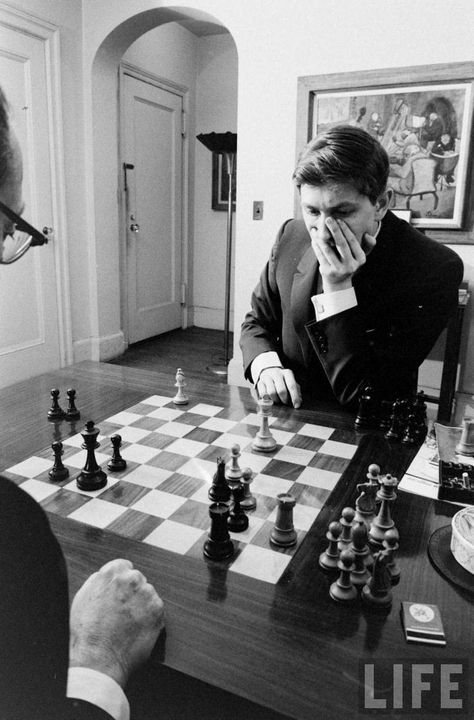 Bobby Fischer, Chess Strategies, Chess Master, Playing Chess, Photo Facebook, Marcel Duchamp, Kings Game, Chess Players, Chess Game