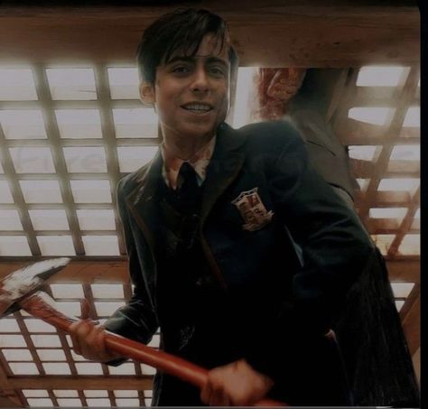 Cinco Hargreeves, Five Hargreeves, Fictional Character Crush, Aiden Gallagher, Best Umbrella, Under My Umbrella, Beastie Boys, Aidan Gallagher, Perfect Boy