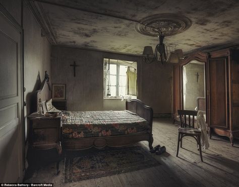 Old Bedroom, Bed Pan, Old House Interior, Abandoned Churches, Old Beds, Abandoned House, Old Room, House Inside, Abandoned Buildings