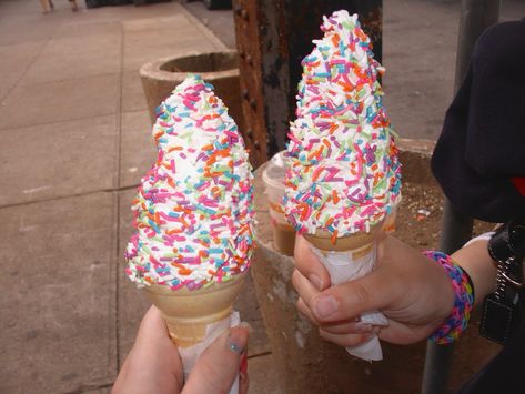 ice cream Pink Ice Cream Aesthetic, Adri Core, 90s Ice Cream, Sprinkles Aesthetic, Eat Aesthetic, Ice Cream Aesthetic, Nostalgia 2000s, Iced Americano, Ice Cream Sprinkles