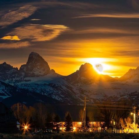 Moonrise over Tetonia, Idaho.Photo by Chad Roberts. Tetonia Idaho, Idaho, Beautiful Homes, Art Journal, Natural Landmarks, Travel, Quick Saves, Art, Nature