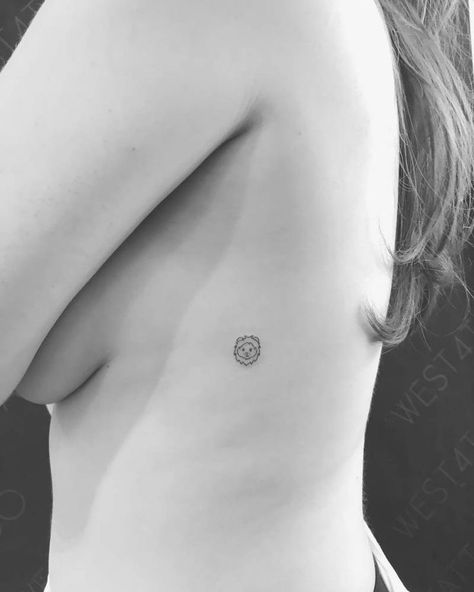 Small Lion Tattoo For Women, Lion Minimalist, Lion Emoji, Discrete Tattoo, Simple Lion Tattoo, Emoji Tattoo, Small Lion Tattoo, Leo Tattoo Designs, Minimalist Tattoo Meaning