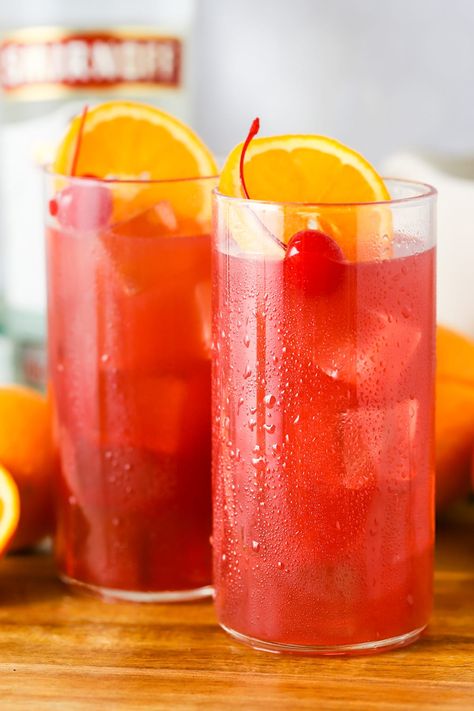 This vodka cranberry cocktail is a refreshing summer time cocktail that's super easy to make. Add a splash of orange juice to make this delicious drink in no time. Madras Cocktail, Vodka Cranberry Cocktail, Orange Juice And Vodka, Vodka Cranberry, Cranberry Vodka, Orange Cocktails, Cranberry Cocktail, Vodka Drinks, Cranberry Orange