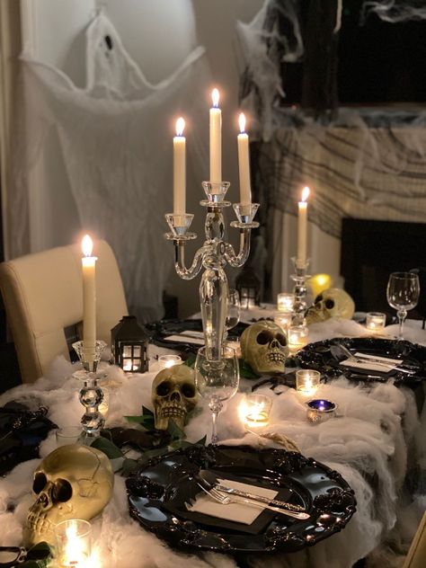 Halloween Party Ideas 2023, Table Decorations Halloween Party, Goth Centerpiece Ideas, Halloween Party Room Decor, Vampire Table Setting, Home Halloween Party Decor, Spooky Masquerade Party, All Black Halloween Party, Halloween Party Classy