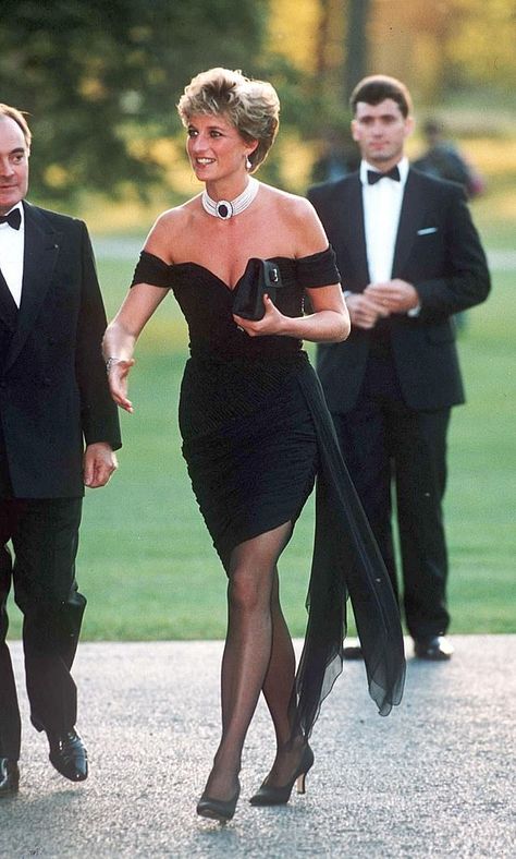 Today marks the 30th Birthday of Princess Diana's  'revenge' dress Princ Harry, Princess Diana Dresses, Düşes Kate, Prins William, Princess Diana Fashion, Princess Diana Family, Patrick Demarchelier, Princes Diana, Diana Fashion