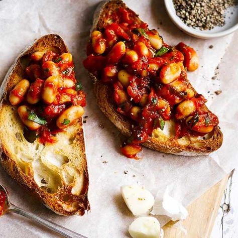 Smoky cannellini beans on garlic toast Vegan Lunch Recipe, Baked Beans On Toast, Cannellini Beans Recipes, Toast Eggs, Eggs Spinach, Homemade Baked Beans, Easy Vegan Lunch, Beans On Toast, Spinach Recipes