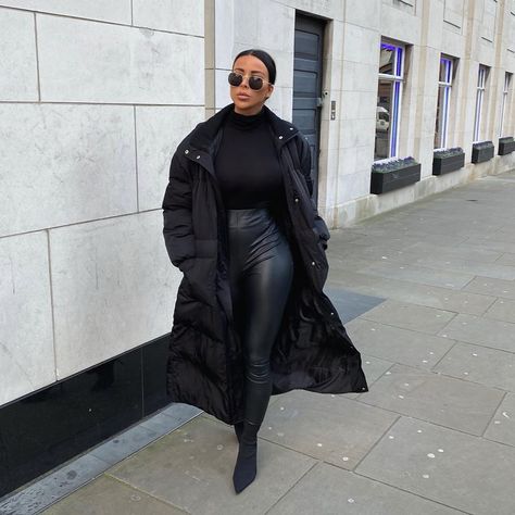 Long Black Puffer Coat Outfit, Black Puffer Coat Outfit, Puffy Coat Outfit, Long Puffer Coat Outfit, Black Puffer Outfit, Long Black Puffer Coat, Iceland Fashion, Puffer Coat Outfit, Puffer Outfit