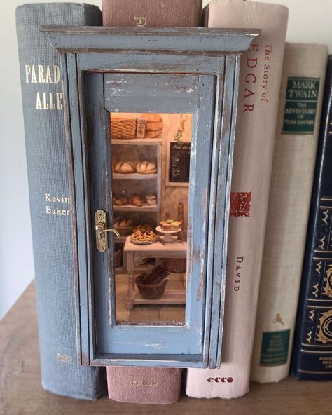 Bakery Nook! 🥖🍞🍰🍓🚪Sold! #booknook #booknookstagram #bakery #croissant #baguette #painauchocolat #miniatures #diorama #tinyhouse | Instagram Books Nook Ideas, Cafe Book Nook, Clay Book Nook, Book Nook Bakery, Homemade Book Nook, Mini Book Nook Diy, Bakery Book Nook, Book Nook Craft, Diy Booknook Ideas