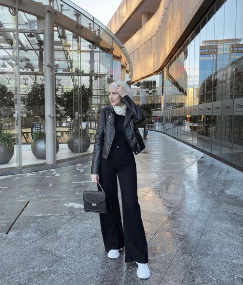 Edgy Hijab Outfits, Soiree Outfit Hijab, Outer Hijab Outfits, Hijab Fashion Inspiration Casual, Coldplay Outfit, London Ootd, Black Jacket Outfit, Style Hijab Casual, Outfit Konser