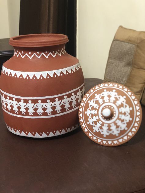 Soil Pot Painting Ideas, Varli Painting On Pot, Vas Painting Ideas, Pot Warli Painting Ideas, Big Flower Pot Painting Ideas, Warli Pot Painting, Varli Painting Art On Pot, Water Pot Painting Ideas, Warli Painting Ideas On Pots