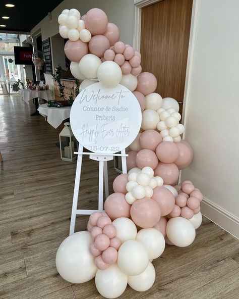 Welcome Board Balloon Decor, Acrylic Sign With Balloons, Easel With Balloon Garland, Welcome Sign Balloon Garland, Welcome Easel With Balloons, Easel Balloon Garland, Balloons Around Welcome Sign, Sign On Easel With Balloons, Welcome Sign With Balloons