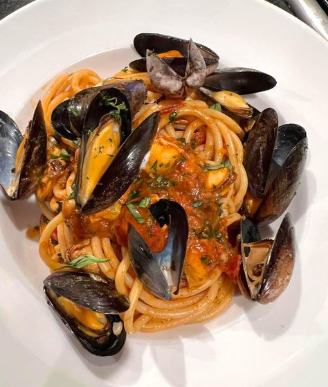 Mussels Recipe Tomato, Pasta With Mussels, Mussels Pasta, Tomatoes Sauce, Sausage Ragu, Bucatini Pasta, White Bean Soup Recipes, Simple Green Salad, Bean Soup Recipes