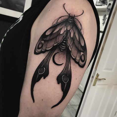 5,111 Likes, 20 Comments - Jason James Smith (@jason_james_tattoos) on Instagram: “Today’s piece on @hydrometallurgy cheers buddy. Made at @mothandflametattoo with @silverbackink…” Moth Tattoo Design, Kunst Tattoos, Insect Tattoo, Bug Tattoo, Muster Tattoos, Moth Tattoo, Butterfly Tattoo Designs, Knee Tattoo, Aesthetic Tattoo